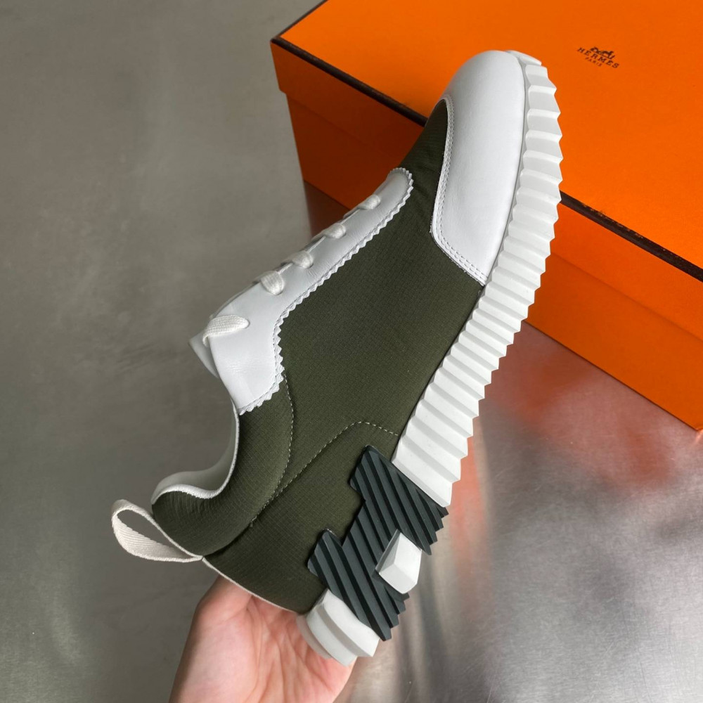 Bouncing sneaker Bouncing sneaker