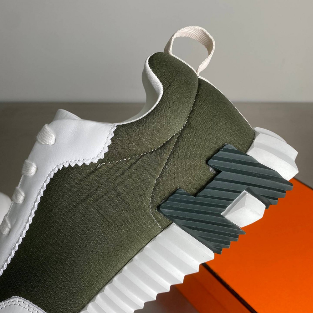 Bouncing sneaker Bouncing sneaker
