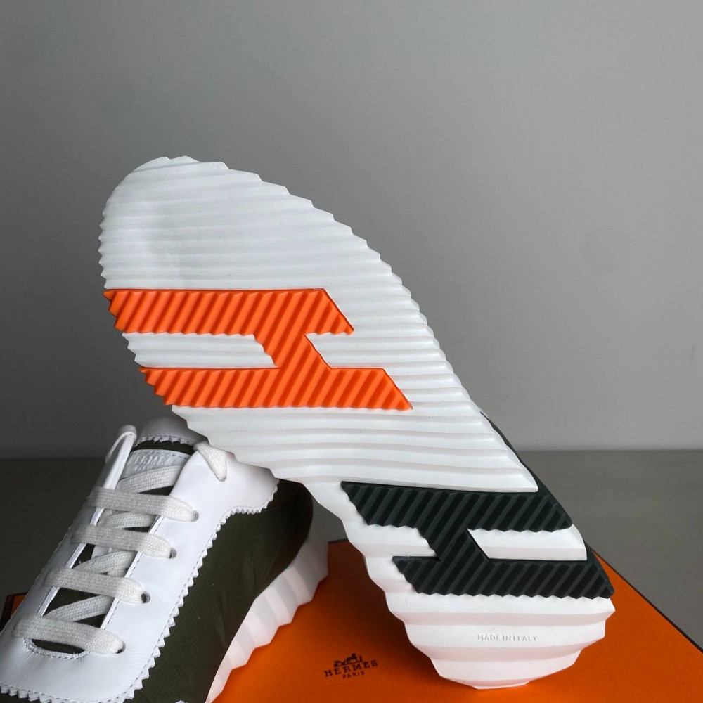 Bouncing sneaker Bouncing sneaker