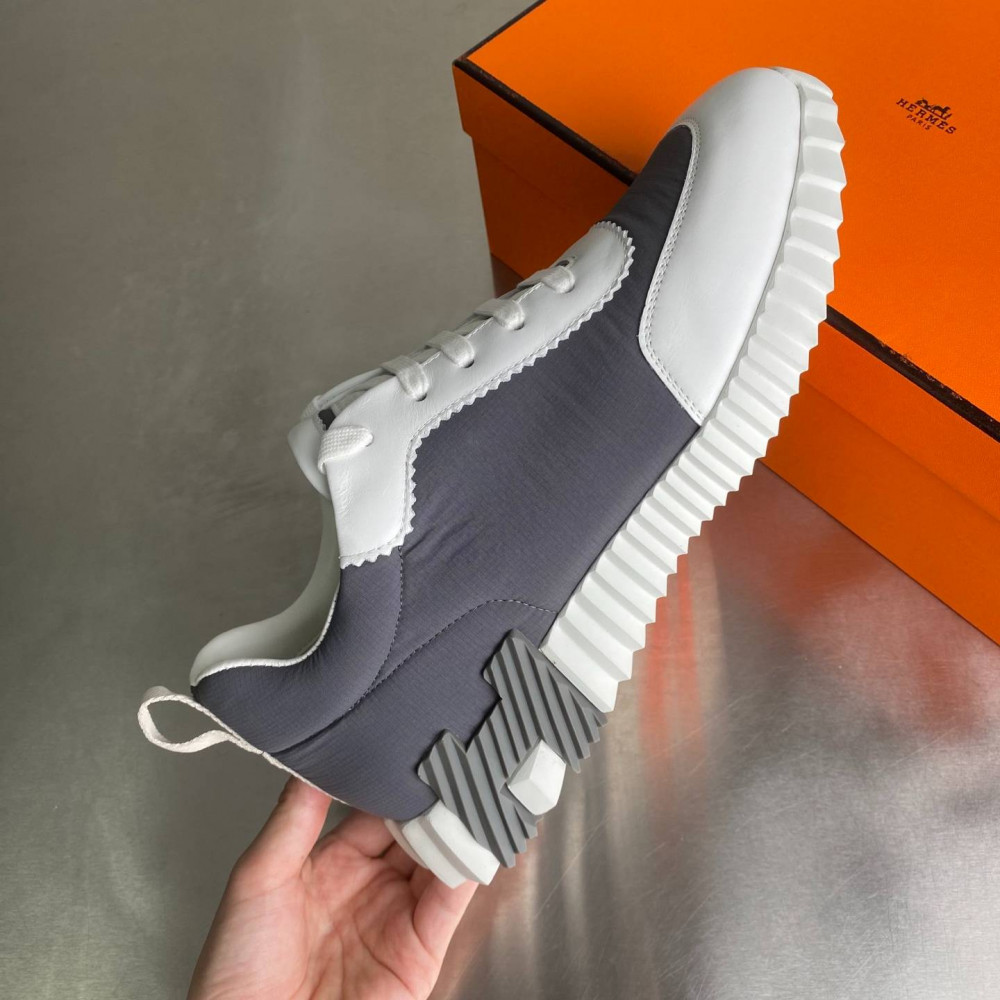 Bouncing sneaker
