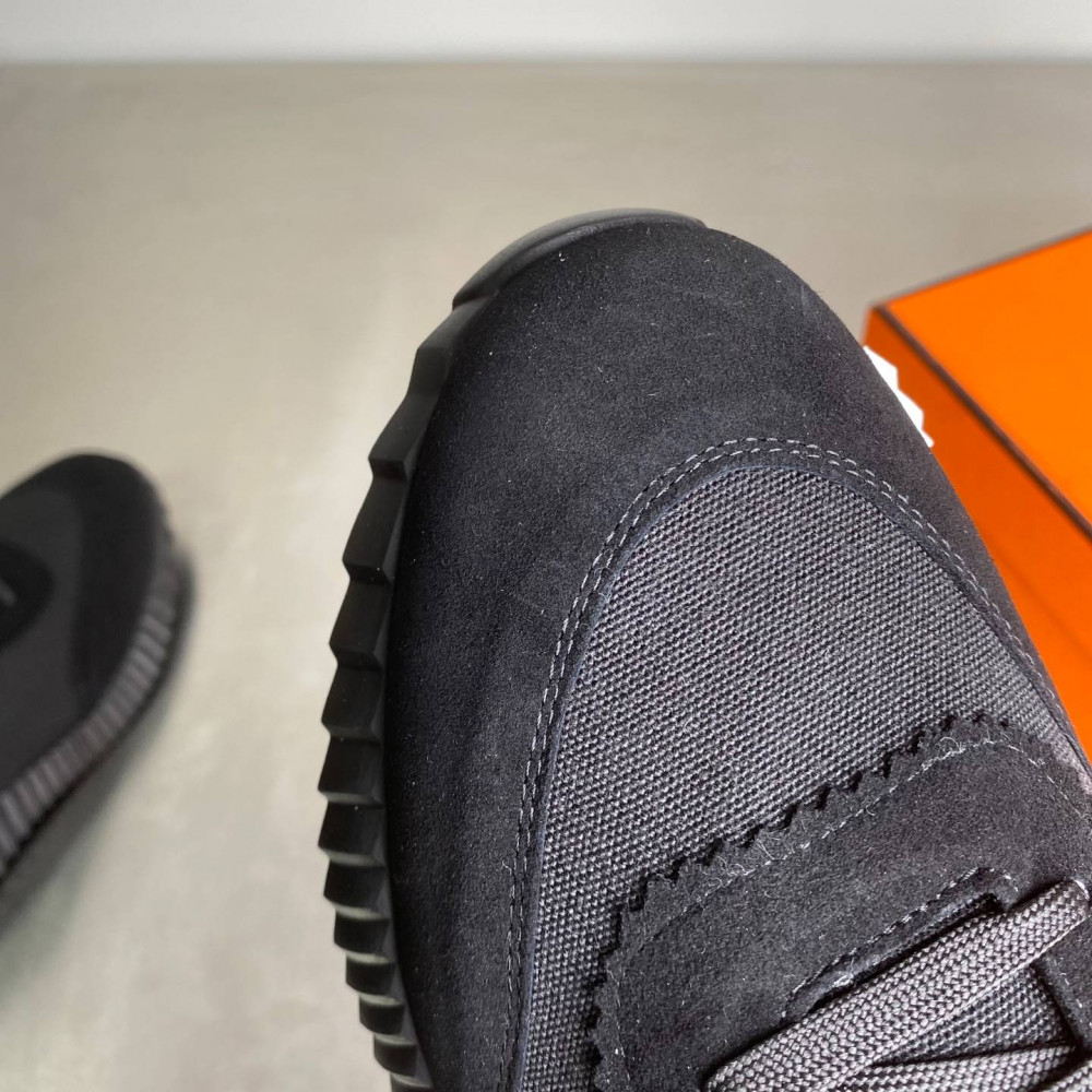 Bouncing sneaker Bouncing sneaker