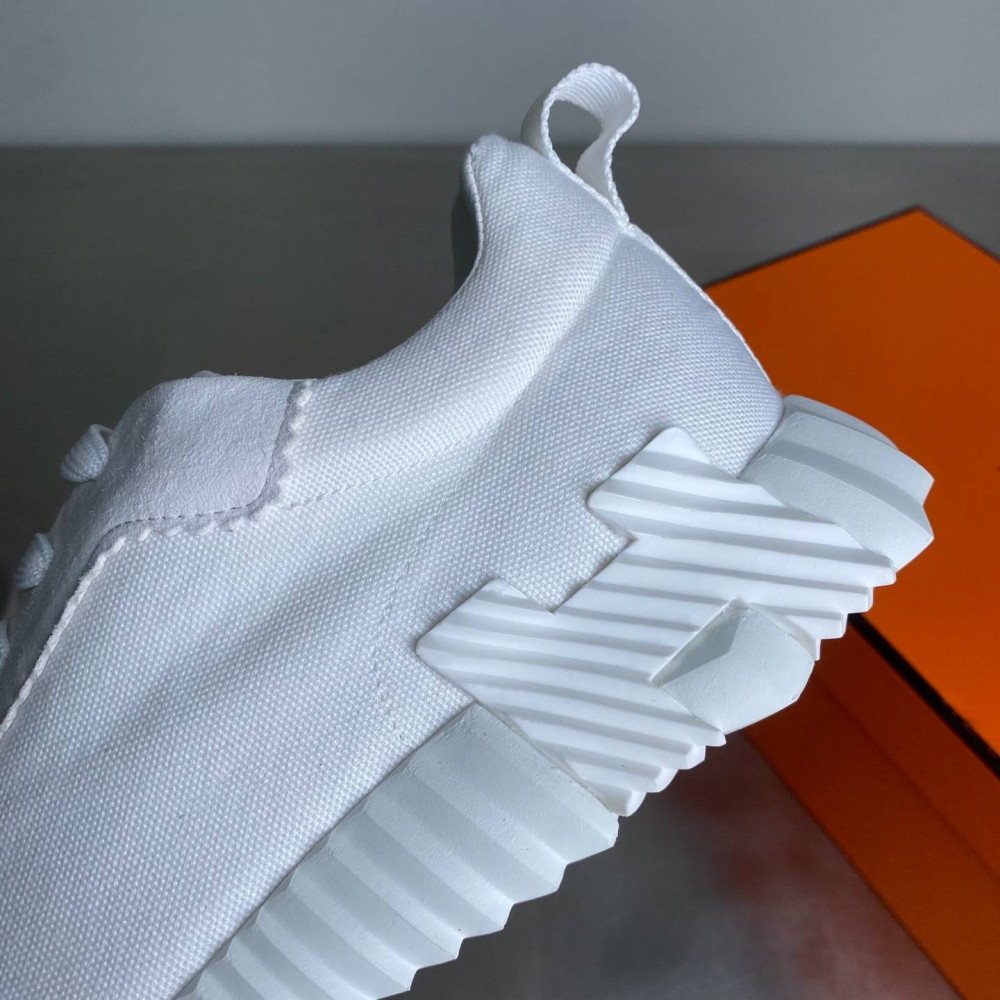 Bouncing sneaker