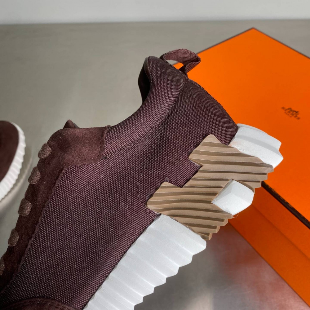 Bouncing sneaker Bouncing sneaker