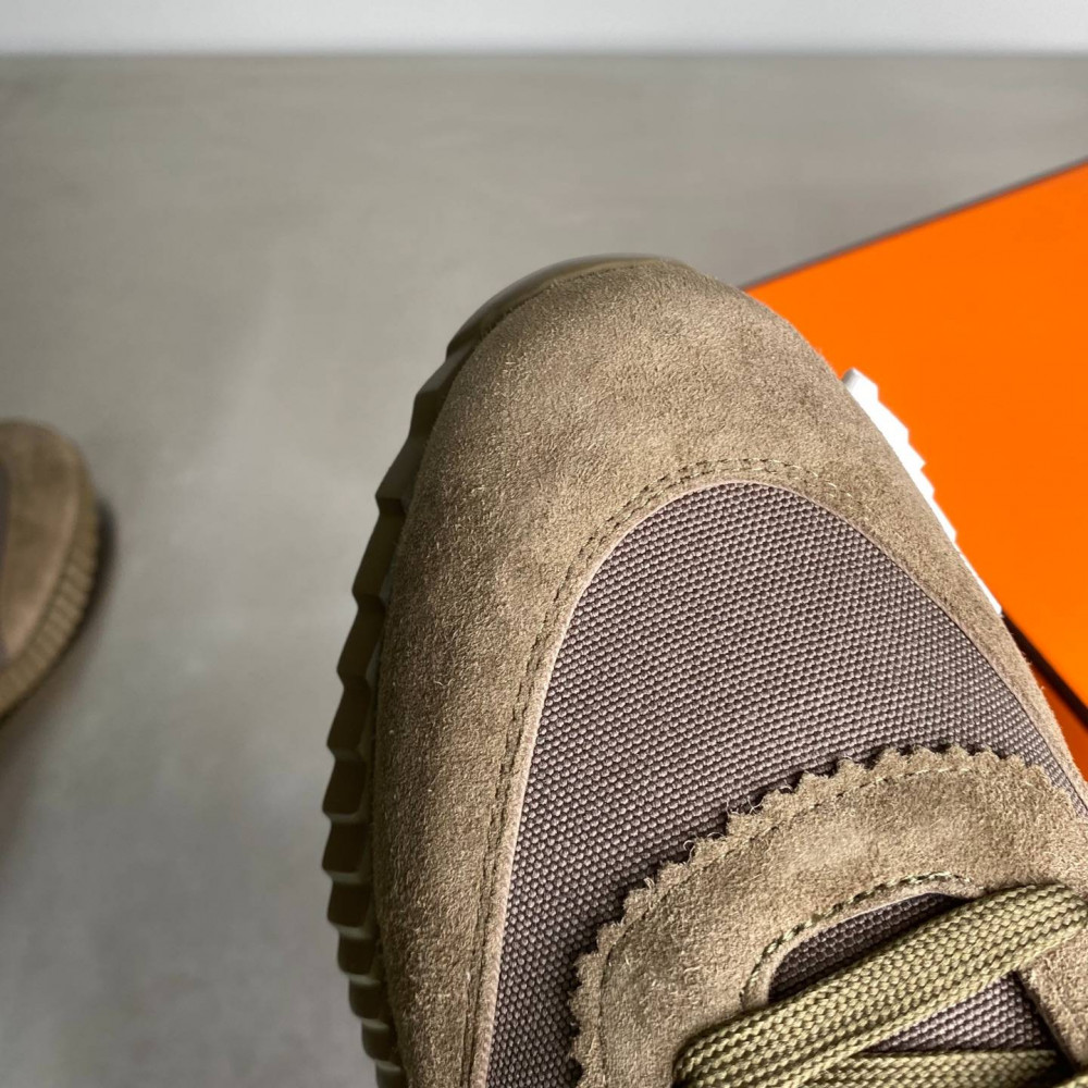 Bouncing sneaker Bouncing sneaker