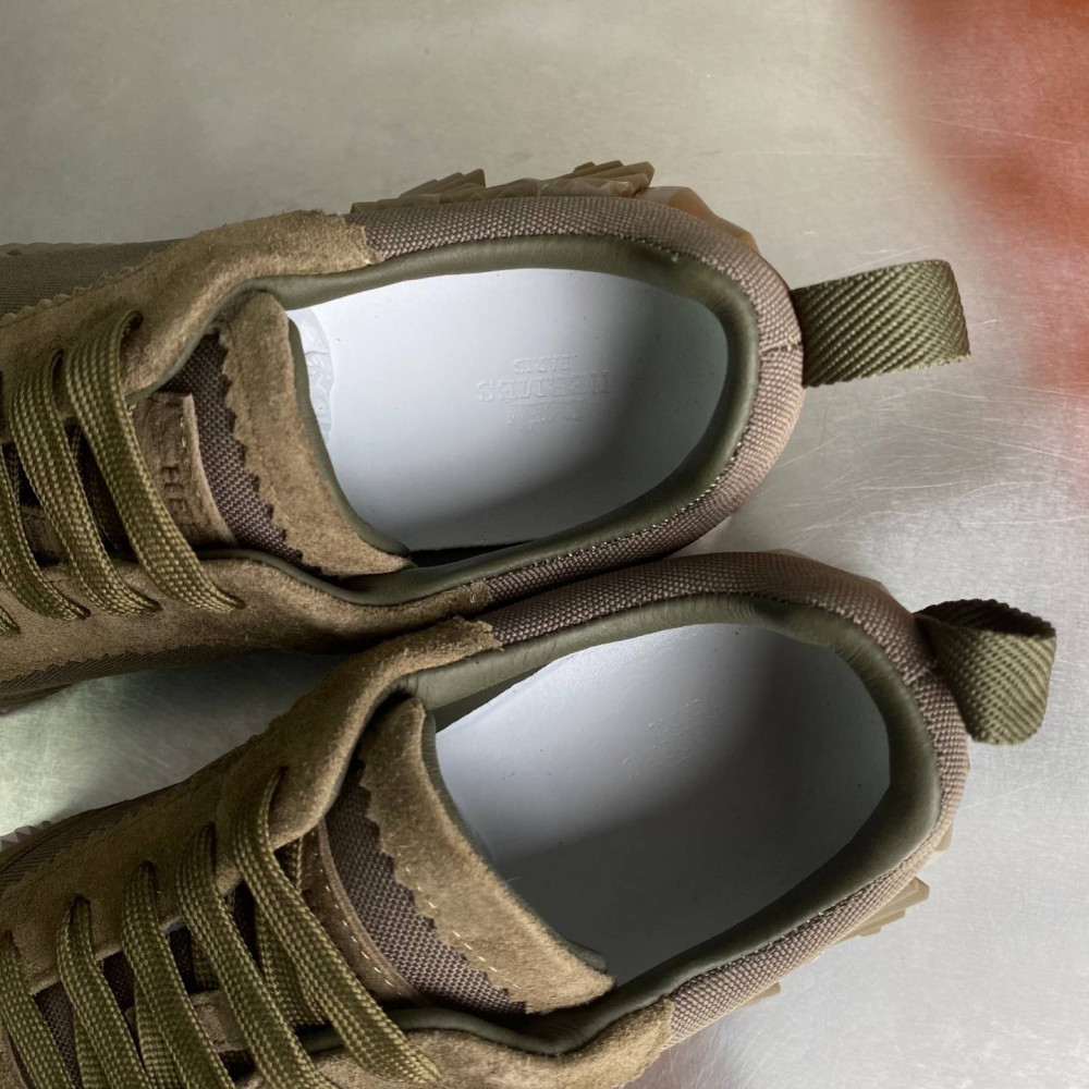 Bouncing sneaker Bouncing sneaker