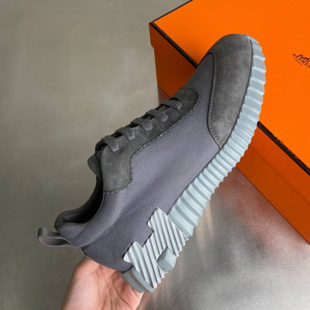 Bouncing sneaker