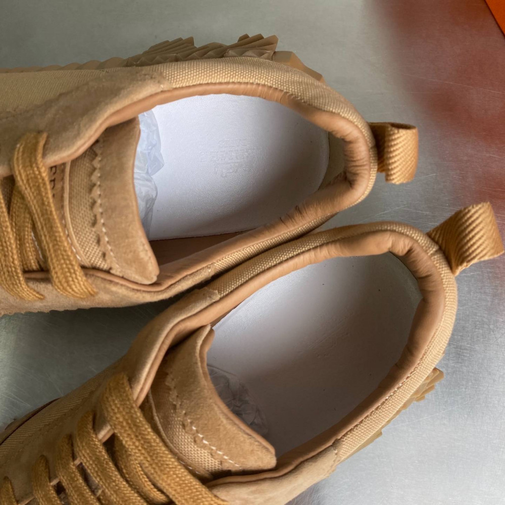 Bouncing sneaker