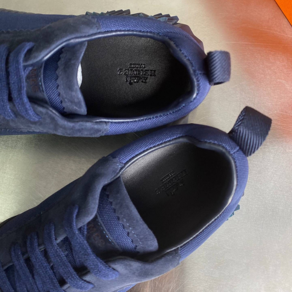 Bouncing sneaker Bouncing sneaker