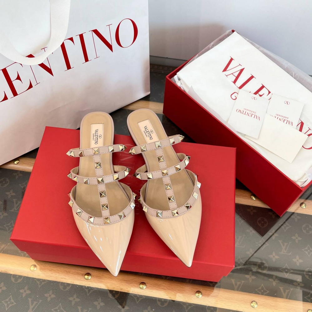 High-heeled shoes