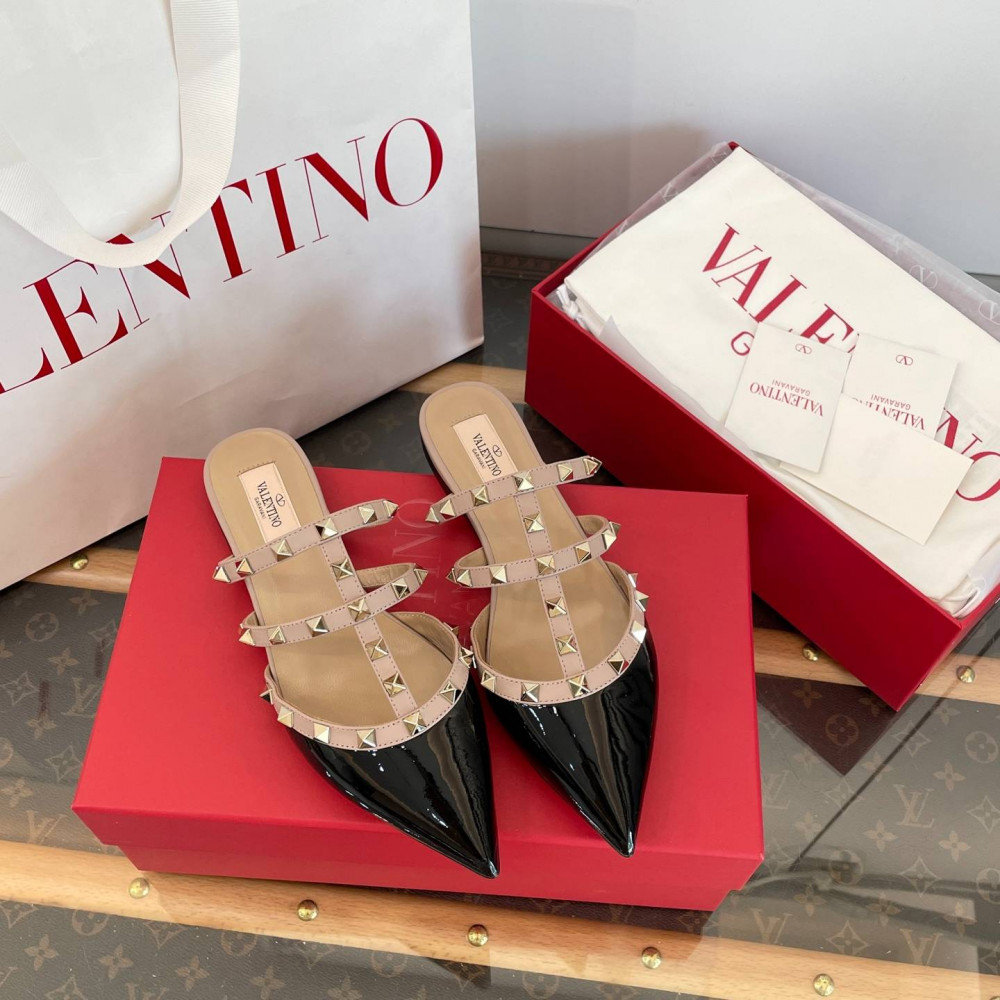 High-heeled shoes