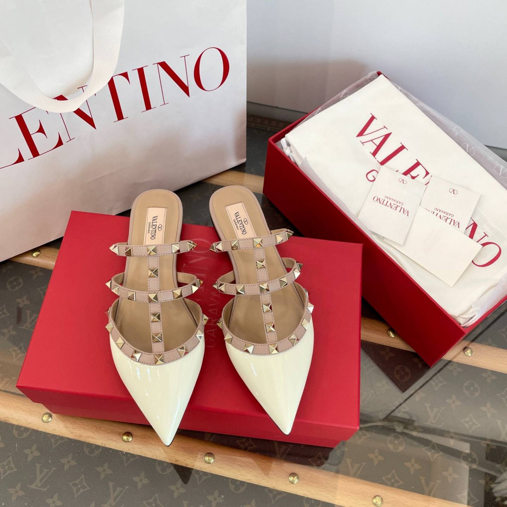 High-heeled shoes