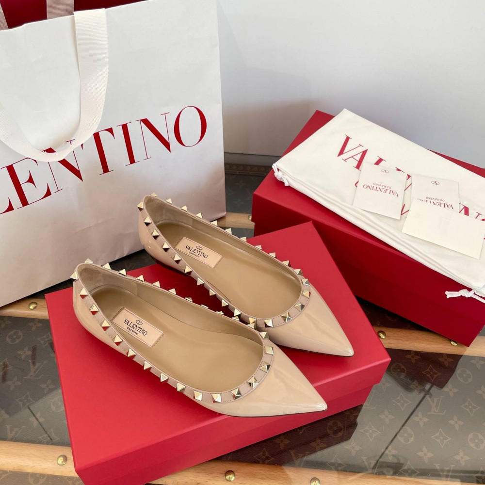 High-heeled shoes
