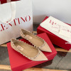 High-heeled shoes
