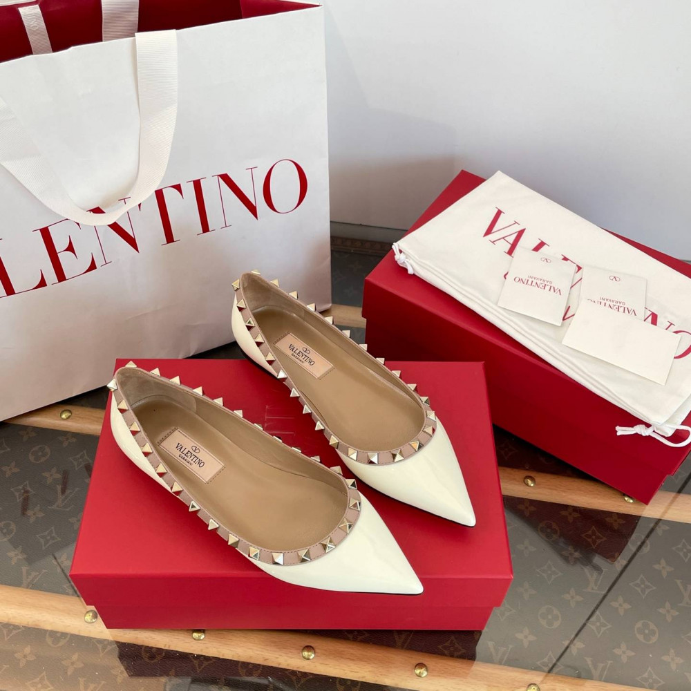 High-heeled shoes