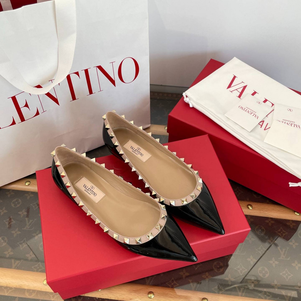 High-heeled shoes