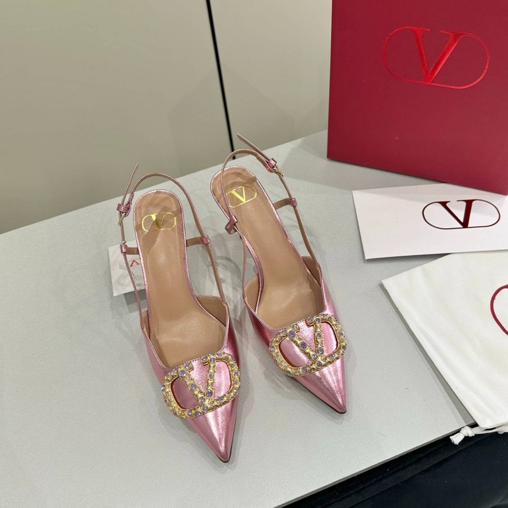 High-heeled shoes