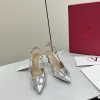 High-heeled shoes