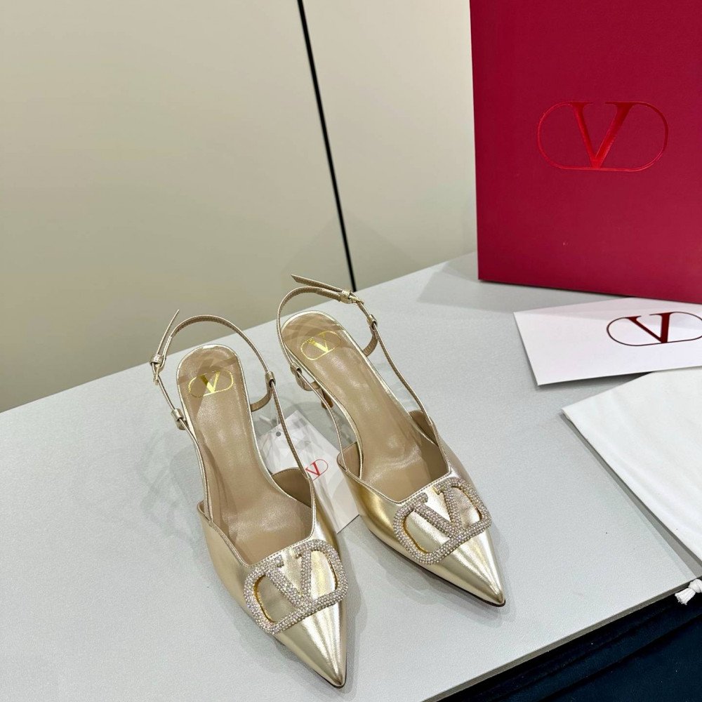 High-heeled shoes