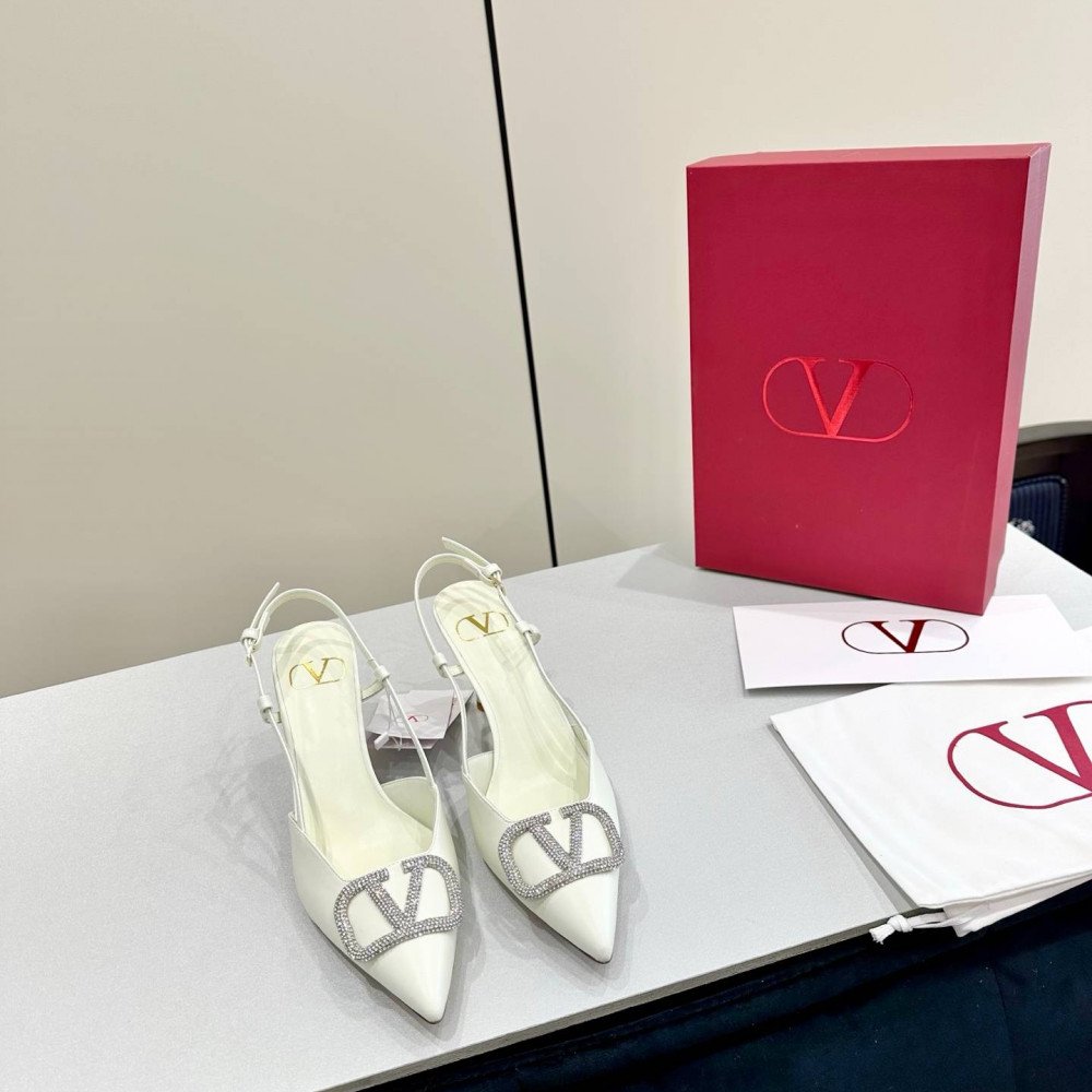 High-heeled shoes