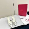 High-heeled shoes