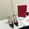 High-heeled shoes