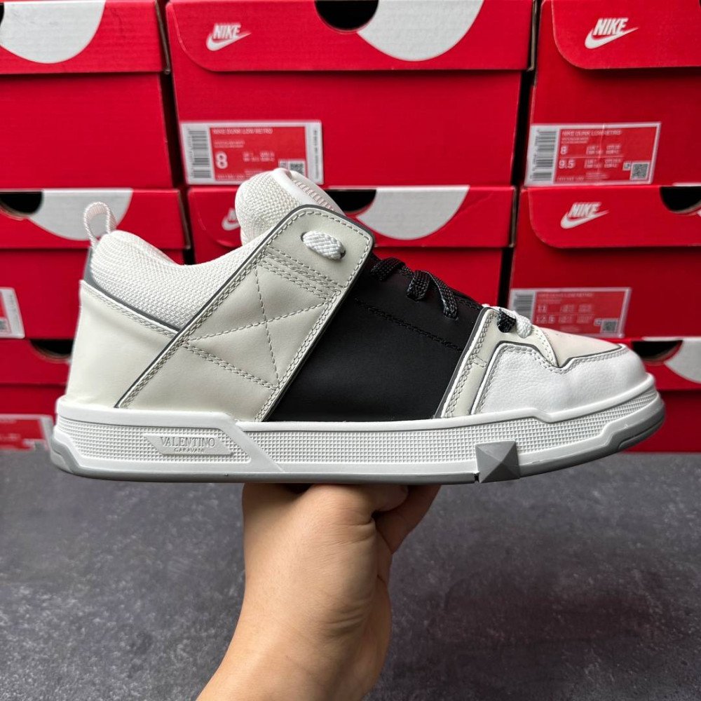 Big V logo casual shoes