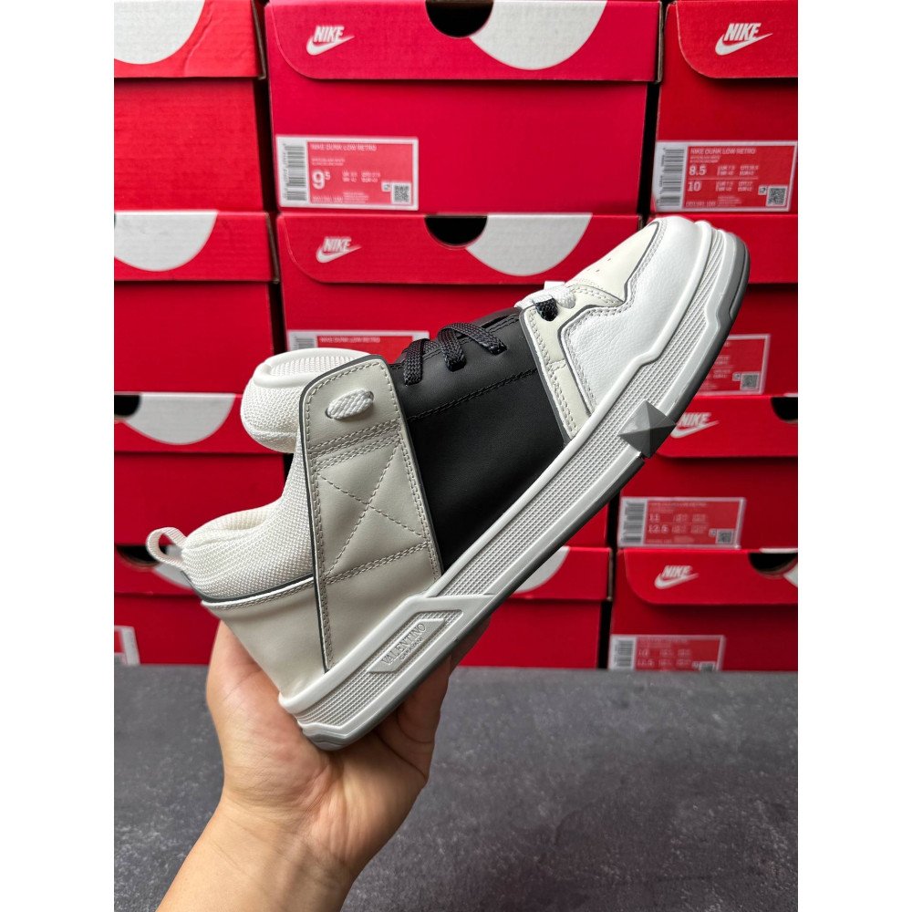 Big V logo casual shoes