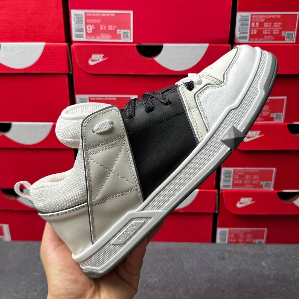 Big V logo casual shoes