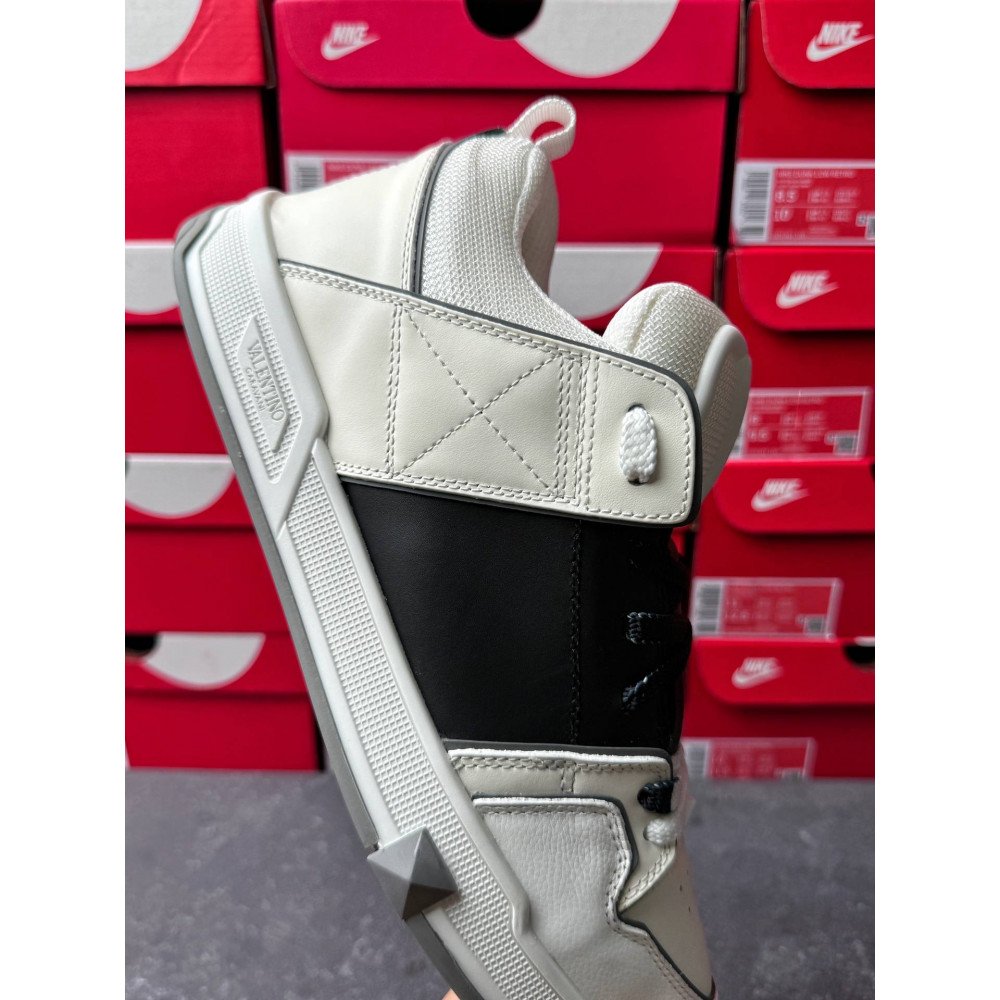 Big V logo casual shoes