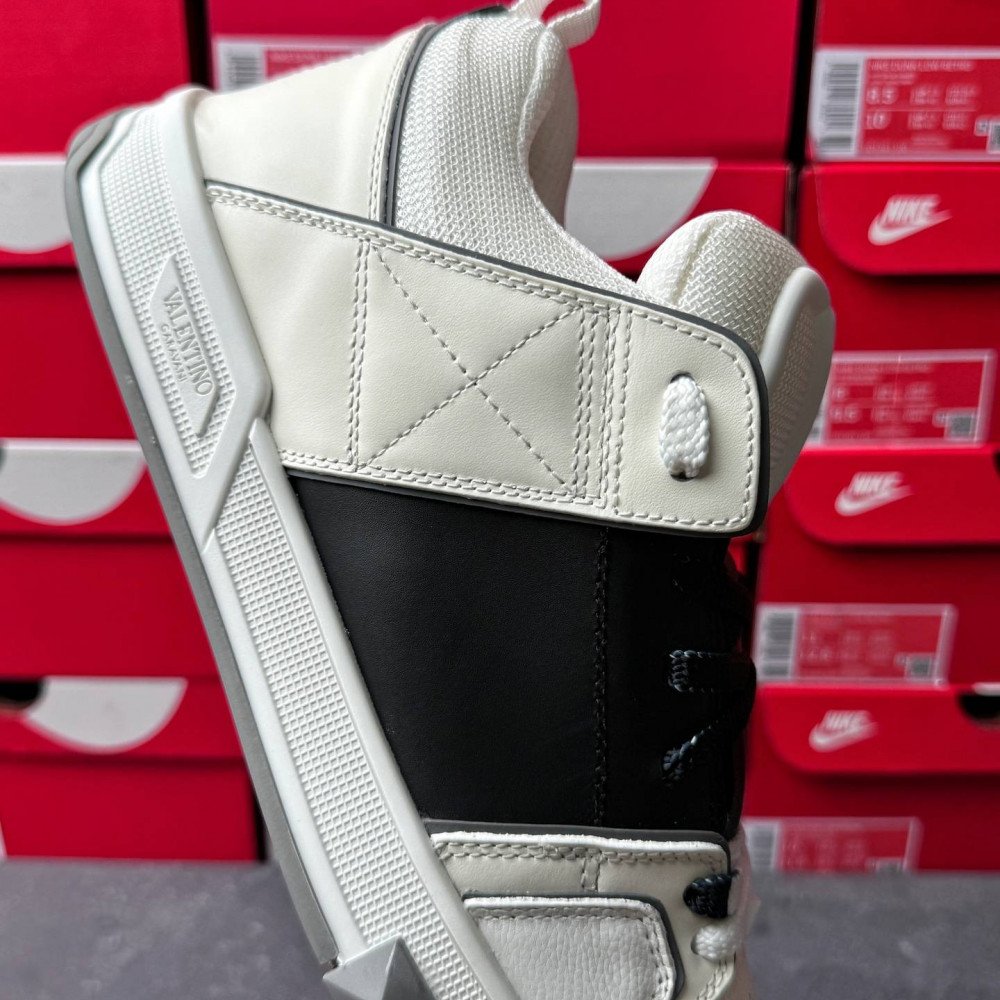 Big V logo casual shoes