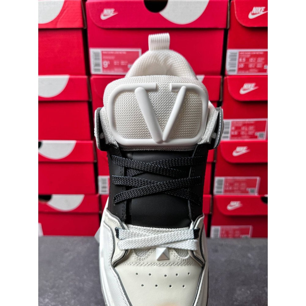 Big V logo casual shoes