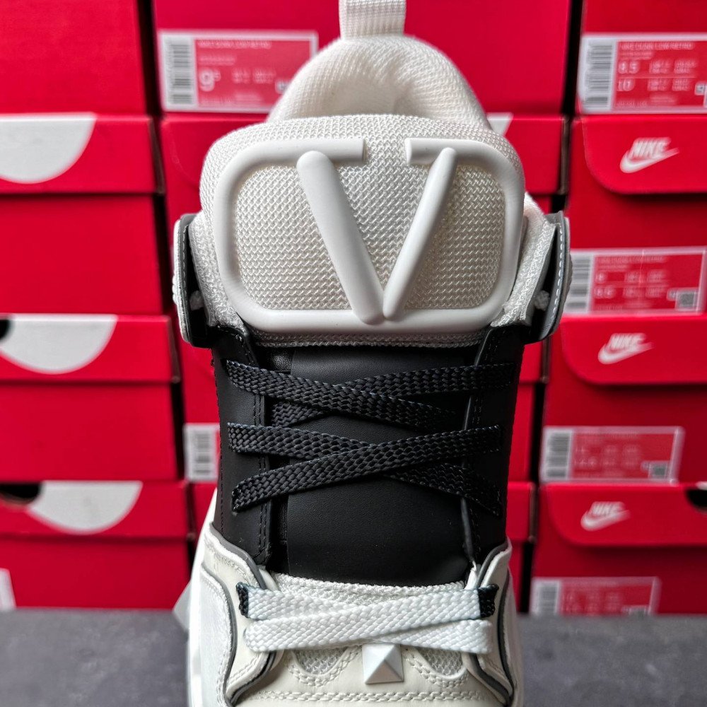 Big V logo casual shoes