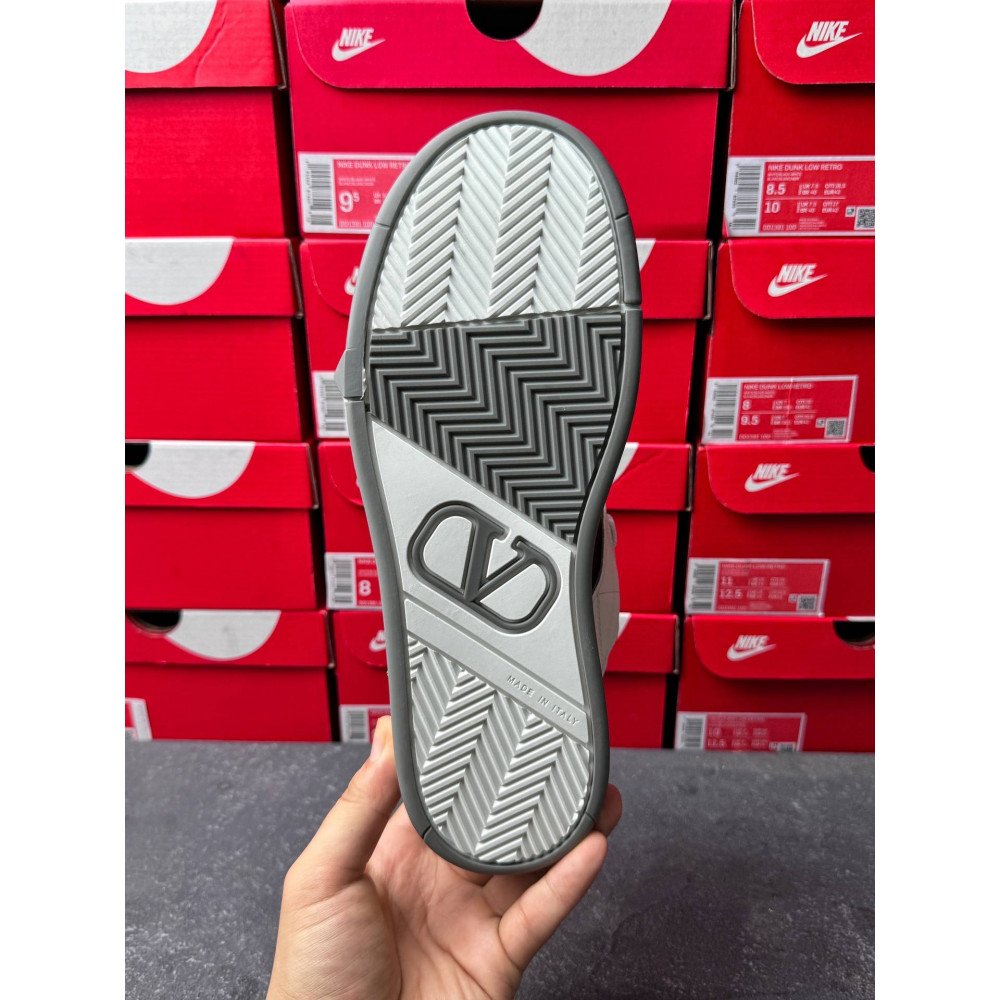 Big V logo casual shoes