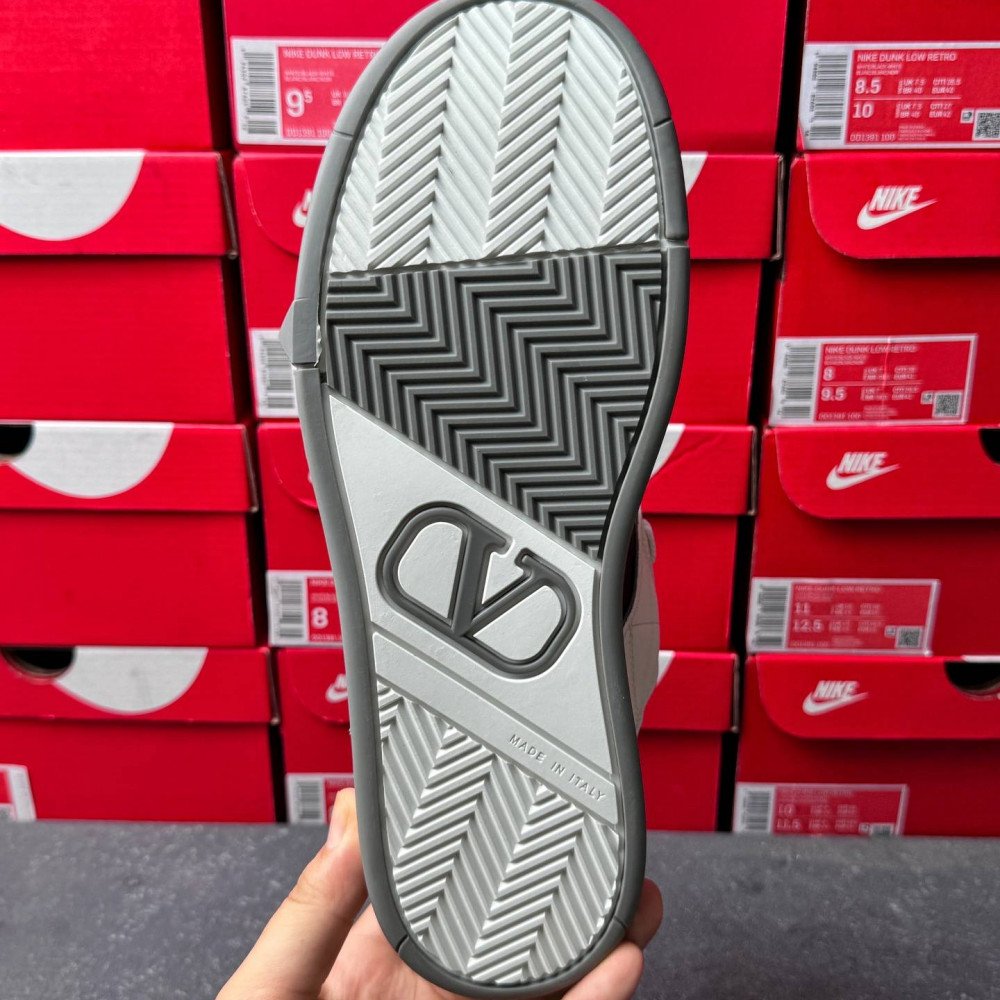 Big V logo casual shoes