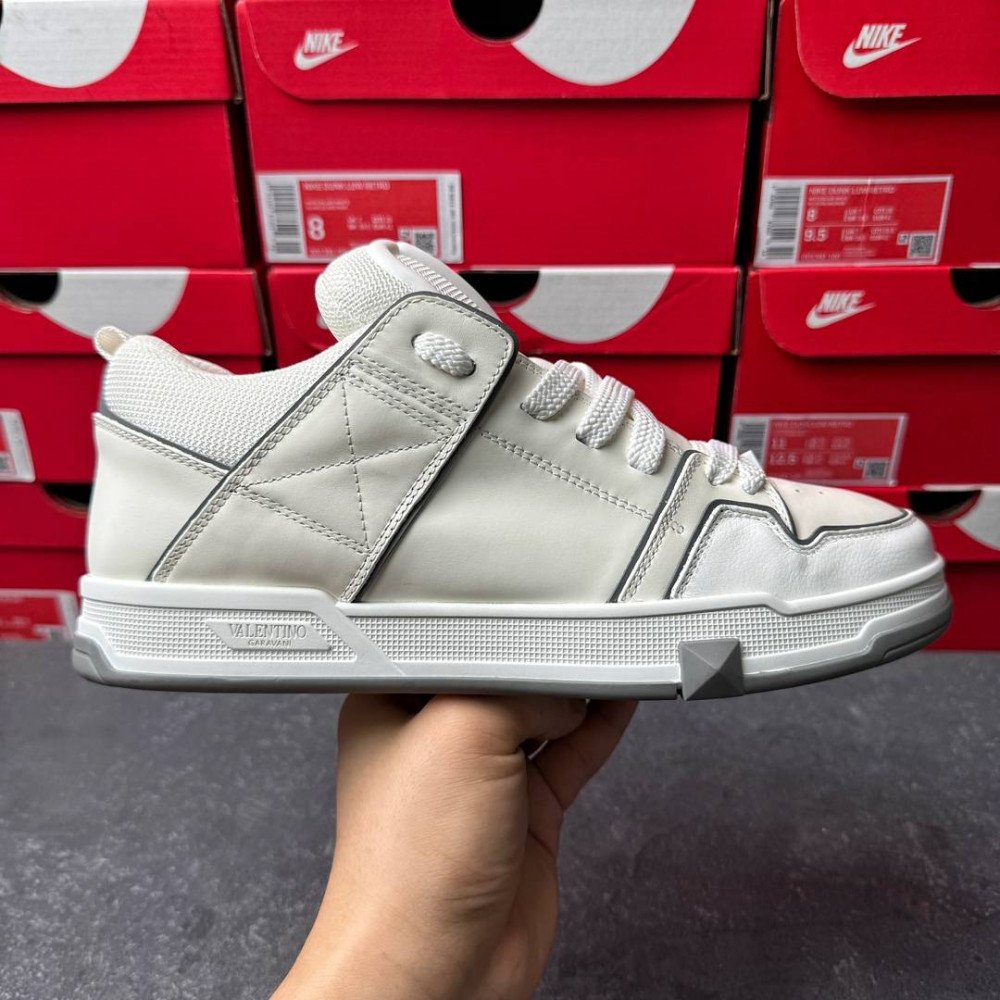 Big V logo casual shoes