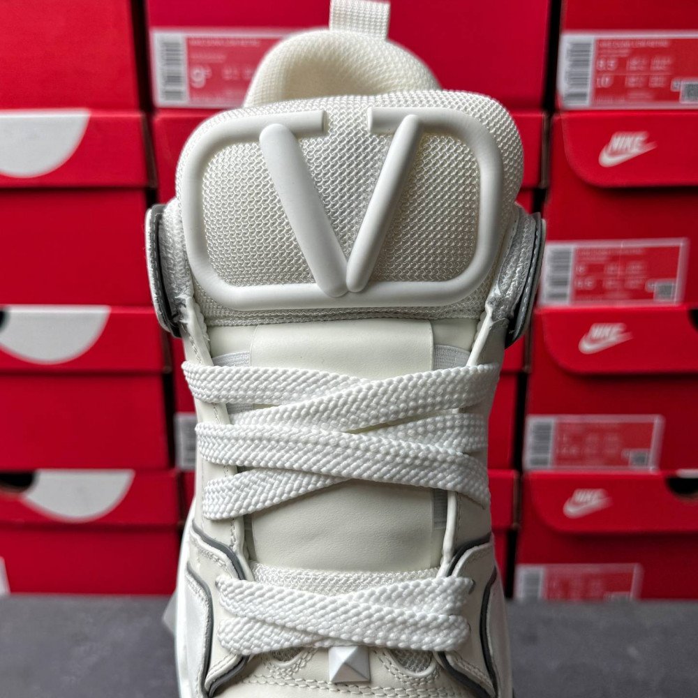Big V logo casual shoes Big V logo casual shoes