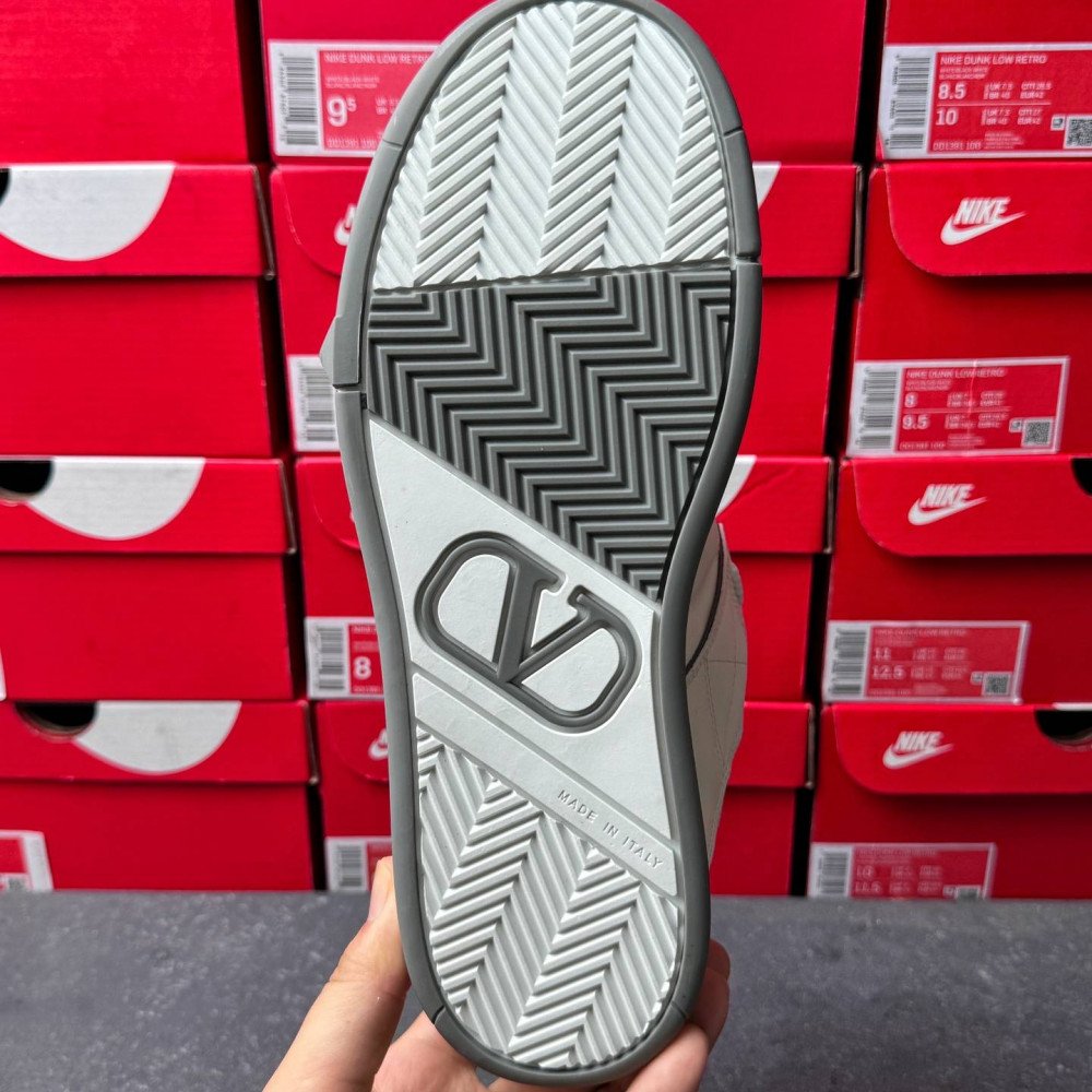 Big V logo casual shoes Big V logo casual shoes