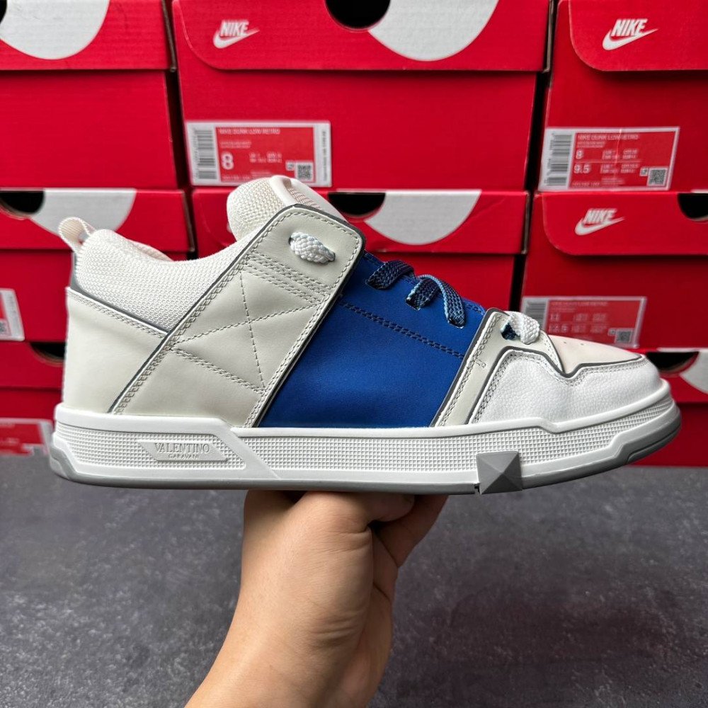 Big V logo casual shoes