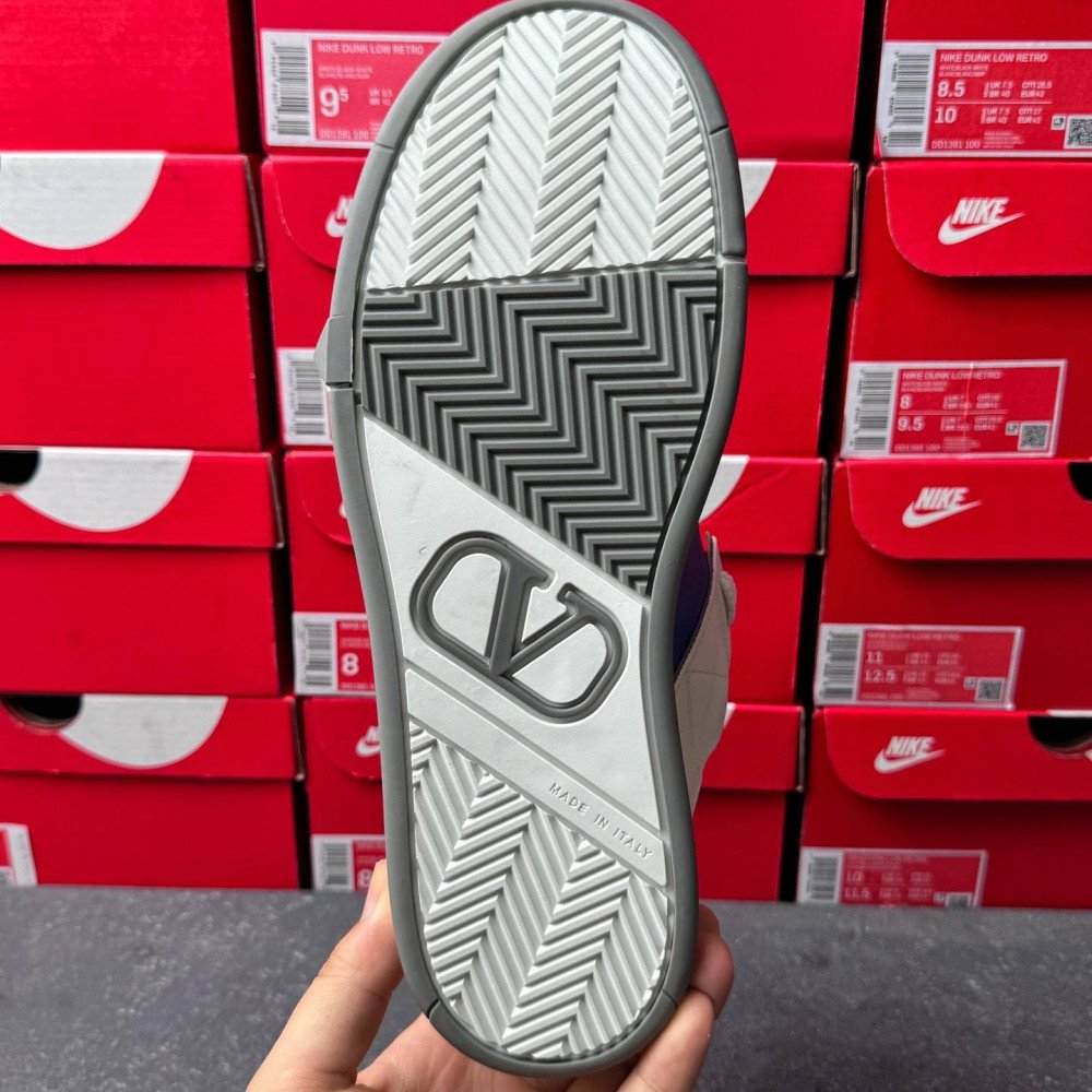 Big V logo casual shoes Big V logo casual shoes