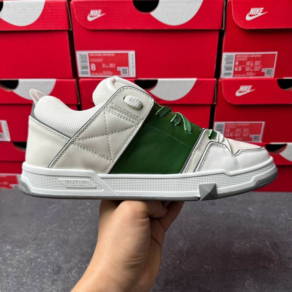 Big V logo casual shoes