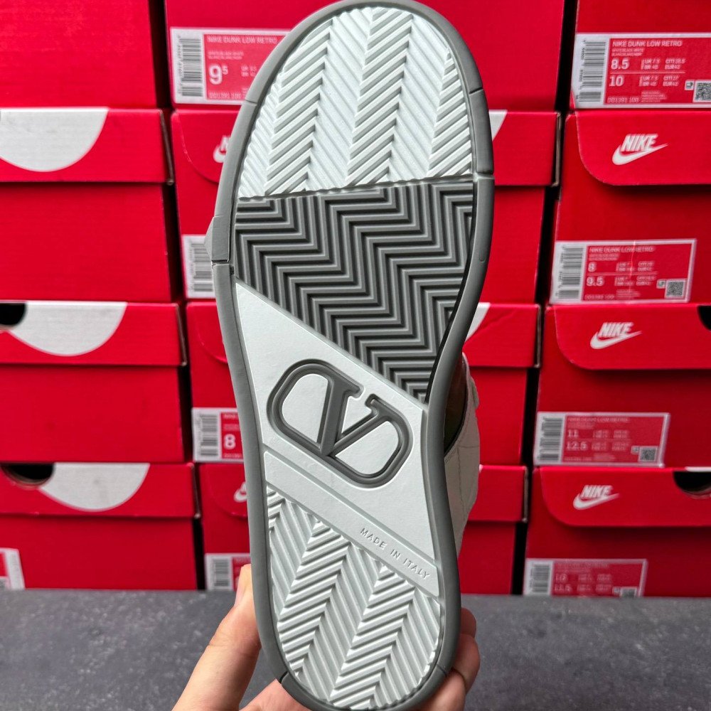 Big V logo casual shoes Big V logo casual shoes